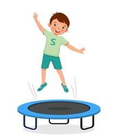 glücklicher kleiner Junge, der auf einem Trampolin springt und Spaß beim Sport im Freien hat vektor