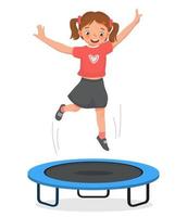 glückliches kleines Mädchen, das auf einem Trampolin springt und Spaß beim Sport im Freien hat