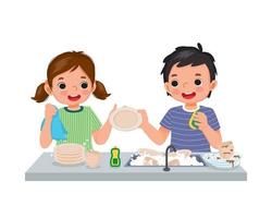 Fröhlicher süßer kleiner Junge und Mädchen, die gemeinsam Geschirr spülen und Teller an der Spüle in der Küche bei der Hausarbeit reinigen und abwischen