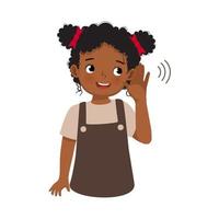 söt liten afrikansk barnflicka med hörselproblem försök lyssna uppmärksamt genom att sätta handen mot örat vektor