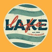 Retro-Vintage-Grunge-handgezeichneter Lake Norman Lake Leben-Tourismus-Waren-T-Shirt-Design vektor