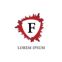 bokstaven f alfabetet logotyp formgivningsmall. stänk av blod med sköldform i mitten. isolerad på vit bakgrund. första abjad logotyp koncept. försäkring, skydd, skräck, säkerhet. vektor