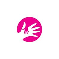 Kinderbetreuungslogo, kleine Hand, die in großer Handsilhouette auf rosa Kreishintergrund hält vektor