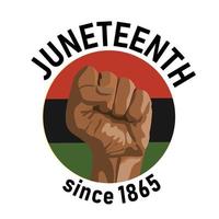 höjda handen av afroamerikaner med knuten näve på pan afrikansk flaggbakgrund, rund badge stämpel pin design. juneteenth social media post, gratulationskort mall vektor