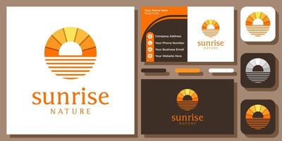 sonne sonnenaufgang sonnenuntergang sonnenschein natur landschaft strand meer logo design mit visitenkartenvorlage vektor