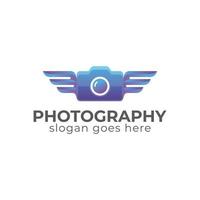 Farbverlaufsfotografie kreative Kamera mit Flügeln des Logo-Designs vektor