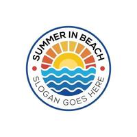 märkeslogotyper för sommarstrandkustön, hav och sommarsolstrålar logotypdesign vektor