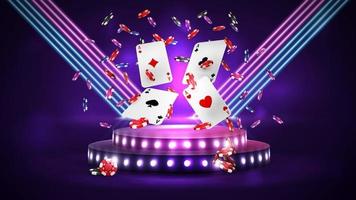 Online-Casino, Banner mit Podium mit Casino-Spielkarten und Pokerchips in violetter Szene mit diagonalen rosa und blauen Neonlampen auf dem Hintergrund. vektor