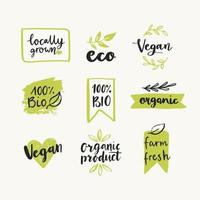 handritad uppsättning av ekologiska, eko, bio, naturliga, glutenfria, veganska matetiketter och vektordesignelement. vektor hälsosam mat logotyp mallar för matmarknad, restaurang, förpackning, e-handel.