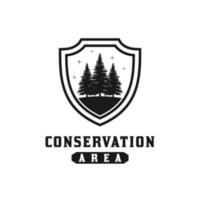 tall med sköld för skyddad skog logotyp, eller naturreservat design inspiration vektor