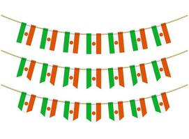 Niger-Flagge an den Seilen auf weißem Hintergrund. Satz patriotischer Ammerflaggen. Ammer Dekoration der Niger-Flagge vektor