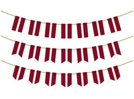 Lettlands flagga på repen på vit bakgrund. uppsättning patriotiska bunting flaggor. bunting dekoration av Lettlands flagga vektor