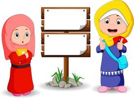 muslimische kinderkarikatur mit holzschild vektor