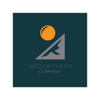 minimalistisches berg- und sonnenlogodesign in flachen farben verpackt mit modernen konzeptvektorillustrationen vektor