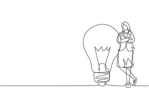 einzelne eine linie, die eine glückliche geschäftsfrau zeichnet, die sich auf eine riesige glühbirne stützt. Geschäftsleute haben Ideen, sich an das Lampensymbol zu lehnen, ist eine gute Idee. ununterbrochene Linie zeichnen grafische Vektorillustration des Designs vektor