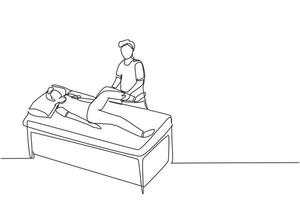 enda kontinuerlig linje ritning man liggande på massagebänk professionell massör terapeut gör helande behandling massera patienten behandla knä manuell sjukgymnastik. en linje rita design vektor