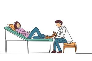 enda en rad ritning läkare bandage brutet ben till kvinnlig patient sitter på soffan på klinik eller traumatologiavdelning. lemfraktur, sjukhusbesök. kontinuerlig linje rita design vektor