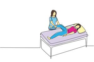enda kontinuerlig linje ritning kvinna liggande på massagebänk professionell massör terapeut gör helande behandling massera patienten behandla knä manuell sjukgymnastik. en linje rita design vektor