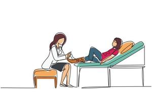 kontinuerlig en rad ritning läkare bandage brutet ben till liten flicka patienten sitter på soffan på kliniken eller traumatologiavdelningen. lemfraktur. enkel rad rita design vektorillustration vektor