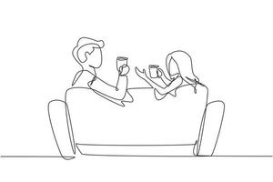enda en rad ritning bakifrån romantiskt par sitter vid soffan, pratar och dricker kaffe. man och kvinna har en avkopplande ledig dag. stanna hemma. modern kontinuerlig linje rita design grafisk vektor