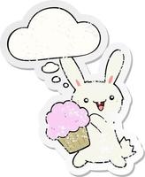 süßes Cartoon-Kaninchen mit Muffin und Gedankenblase als beunruhigter, abgenutzter Aufkleber