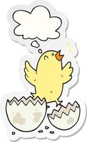 Cartoon-Vogel, der aus Ei und Gedankenblase schlüpft, als gedruckter Aufkleber vektor