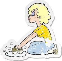 Retro-Distressed-Aufkleber einer Cartoon-Frau, die den Boden schrubbt vektor