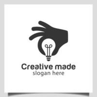 kreativ hand som håller lampikonen vektor för kreativa handgjorda bra glödlampa energi logotyp design