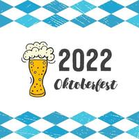 oktoberfest 2022 - bierfest. handgezeichnete Doodle-Elemente. deutscher traditioneller feiertag. Glaskrug Bier auf weißem Hintergrund mit blauen Rauten und Schriftzug. vektor