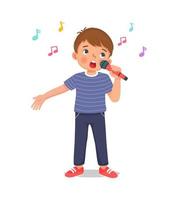 glücklicher kleiner junge, der ein lied mit einem mikrofon singt vektor