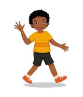 söt liten afrikansk pojke går på vägen hälsning viftande hand och ler vektor