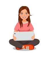 Schöne junge Frau, die auf dem Boden sitzt, während sie ein digitales Smart-Tablet-Gerät verwendet, um Nachrichten zu lesen, im Internet zu surfen, Videos anzusehen und soziale Netzwerke zu überprüfen vektor