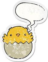 Cartoon-Küken, das aus beunruhigtem Aufkleber aus Ei und Sprechblase schlüpft vektor
