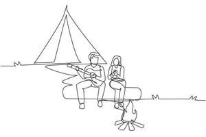 Einzelne einzeilige Zeichnung von Wanderern, die auf einem Holzscheit in der Nähe des Lagerfeuers im Wald sitzen. Frau trinkt heißen Tee, Mann spielt Gitarre, Campingausrüstung und Rucksack. Design-Grafikvektor mit kontinuierlicher Linie vektor