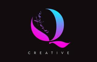 q-briefdesign mit kreativem schnitt und serifenschrift in lila-blauen farbvektoren vektor