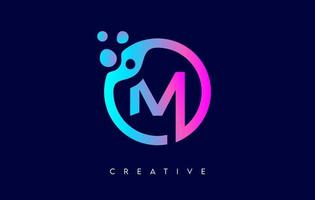 bokstaven m logotyp med prickar och bubblor inuti en cirkulär form i lila neon färger vektor