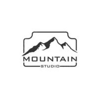 logo fotokamera und berg, für abenteuer im freien naturfotografie fotograf logo design vektor