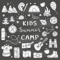 affischmall med söta doodle kids camp, utomhusikoner och bokstäver isolerade på tavlan. vektor