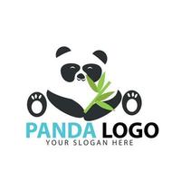 söt tecknad jättepanda logotyp sitter på marken, med en bambu blad gren i handen vektor