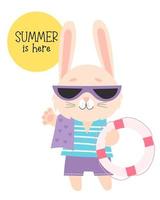 sommerkarte mit süßem strandhasen in sonnenbrille mit rettungsring. Vektor-Illustration. glücklicher Hase, touristischer Charakter und Slogan, der Sommer ist da. für Design, Druck, Postkarten vektor