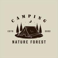 camping på skogen logotyp vektor vintage illustration mall ikon grafisk design. utomhus naturläger tecken eller symbol för resor äventyr med retro typografi stil