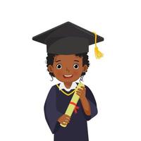 süßes kleines afrikanisches schulmädchen in abschlusshut und -kleid mit diplomzertifikat