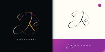 kc initial signaturlogotypdesign med elegant och minimalistisk guldhandstil. initial k och c-logotypdesign för bröllop, mode, smycken, boutique och affärsmärkesidentitet vektor