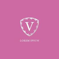 v bokstav första logotyp designmall. lämplig för försäkring, mode och skönhetsprodukter. lyxig silver dekorativ blommig sköldillustration. isolerad på rosa färgbakgrund. vektor