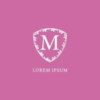 M-Brief-Initial-Logo-Design-Vorlage. luxus silber dekorative florale schildillustration. geeignet für Versicherungs-, Mode- und Schönheitsprodukte. isoliert auf rosa Hintergrund. vektor