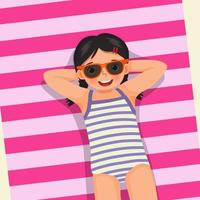 Blick von oben auf ein süßes kleines Mädchen mit Badeanzug und Sonnenbrille, das auf einem Strandtuch liegt und Spaß beim Sonnenbaden in den Sommerferien hat vektor