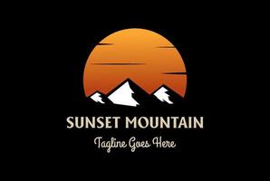sunset sunrise ice mountain hill för utomhusäventyr logotyp design vektor