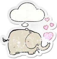 söt tecknad elefant med kärlekshjärtan och tankebubbla som en nödställd sliten klistermärke vektor