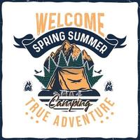 Camping-Wander-T-Shirt-Design Retro-Vintage-Typografie-Illustration für den Druck vektor