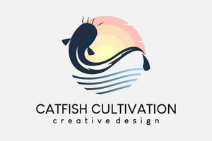 logotypdesign för färskvattenfiskodlare, uppfödare eller havskatt. silhuett av havskatt kombinerat med hav i ett kreativt koncept vektor
